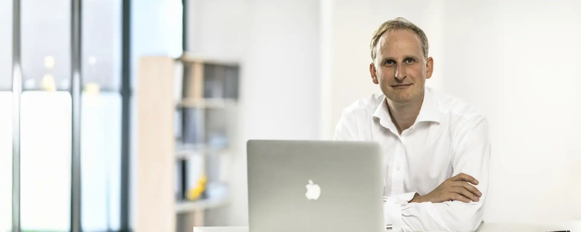Herr Feldmann sitzt im Büro vor dem Laptop