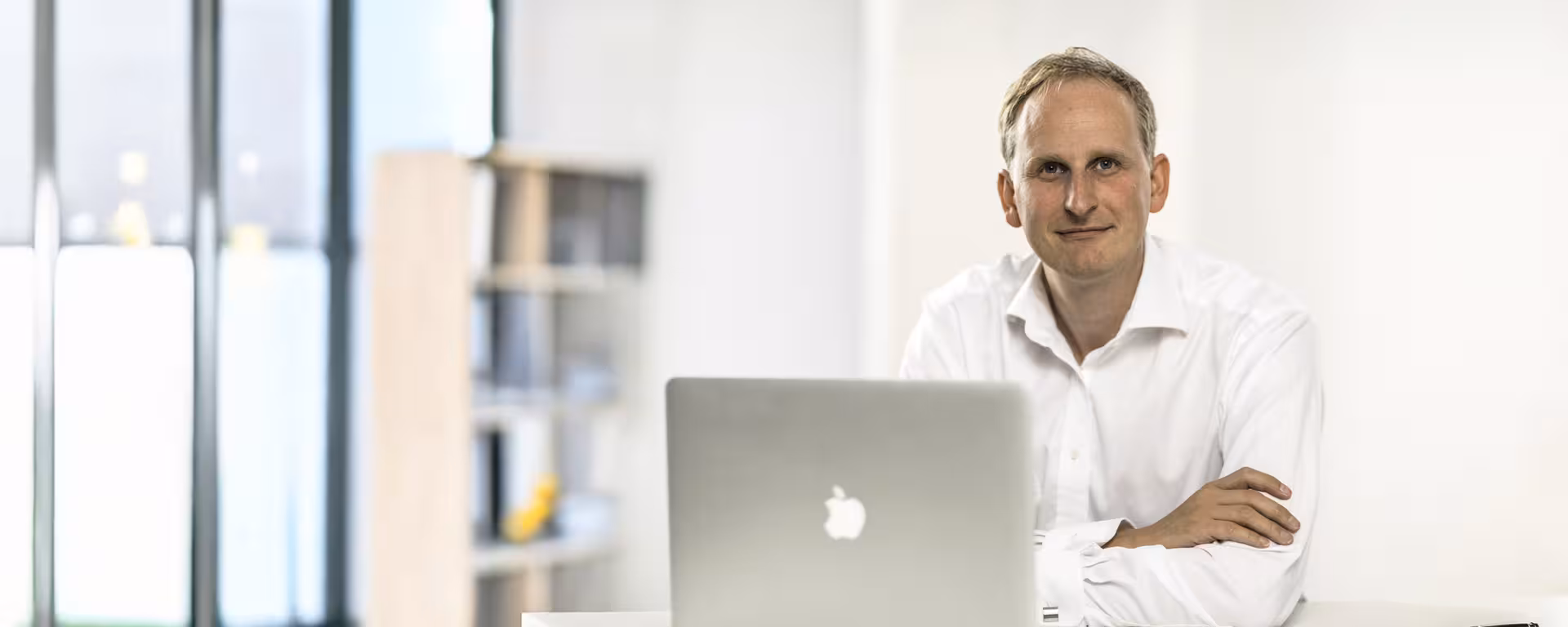 Herr Feldmann sitzt im Büro vor dem Laptop